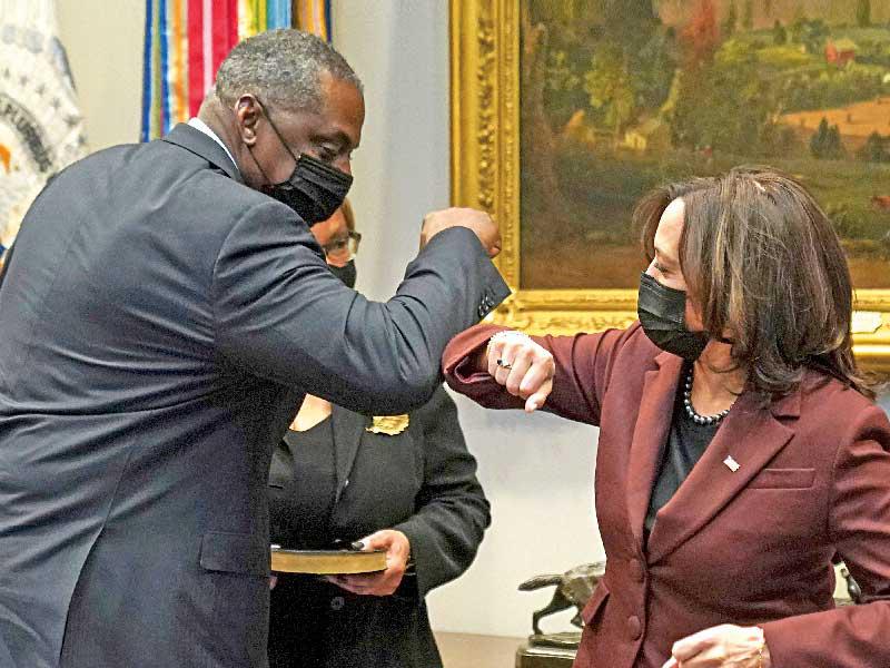 نائبة الرئيس كامالا هاريس تتبادل التحية بالمرفق مع وزير الدفاع الجديد لويد أوستن قبل أن يؤدي اليمين أمامها خلال حفل قصير في غرفة روزفلت بالبيت الأبيض أمس الأول   (رويترز)