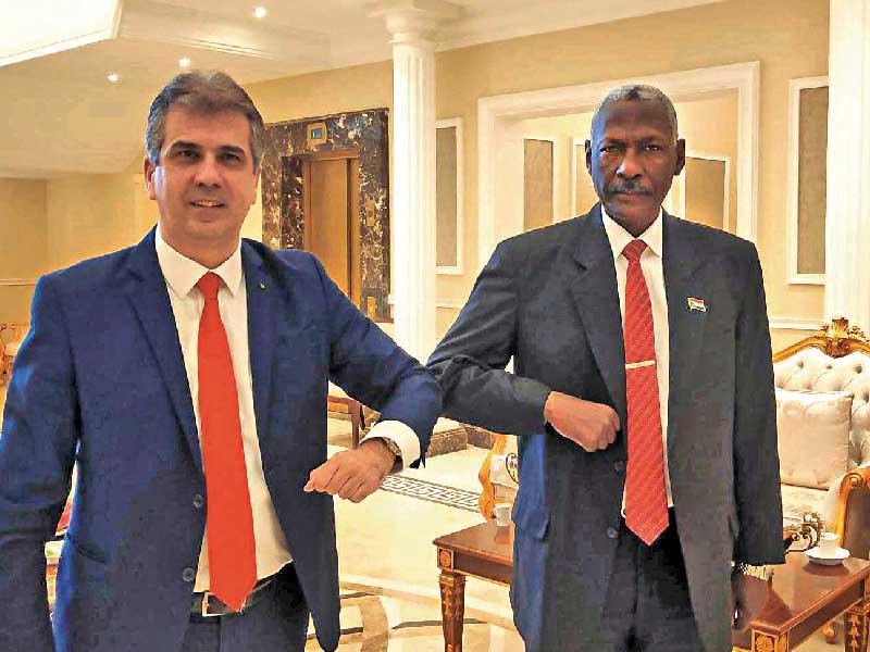 وزير المخابرات الإسرائيلي إيلي كوهين ووزير الدفاع السوداني ياسين إبراهيم بعد توقيع مذكرة التفاهم في الخرطوم أمس (أ ف ب)