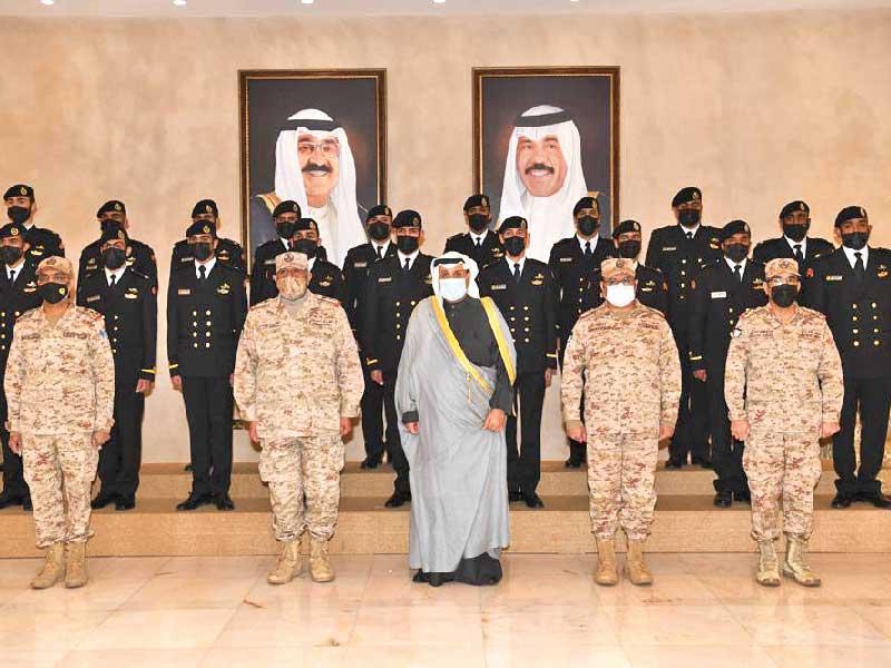  نائب رئيس مجلس الوزراء وزير الدفاع الشيخ حمد الجابر  متوسطاً الضباط أمس