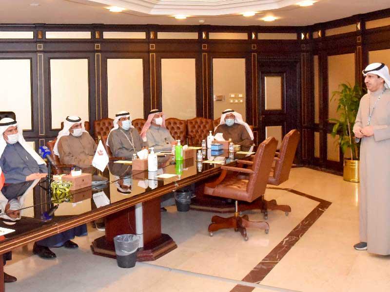 وزير الدولة لشؤون الإسكان وزير الدولة لشؤون الخدمات عبدالله معرفي خلال اجتماعه مع ممثلي الطيران المدني أمس