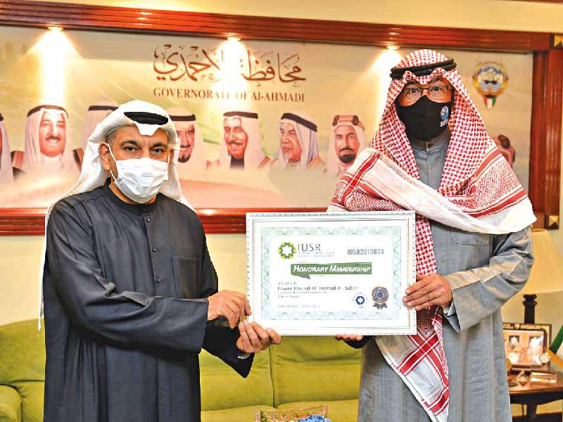  محافظ الأحمدي الشيخ فواز الخالد يتسلم الوثيقة من العثمان