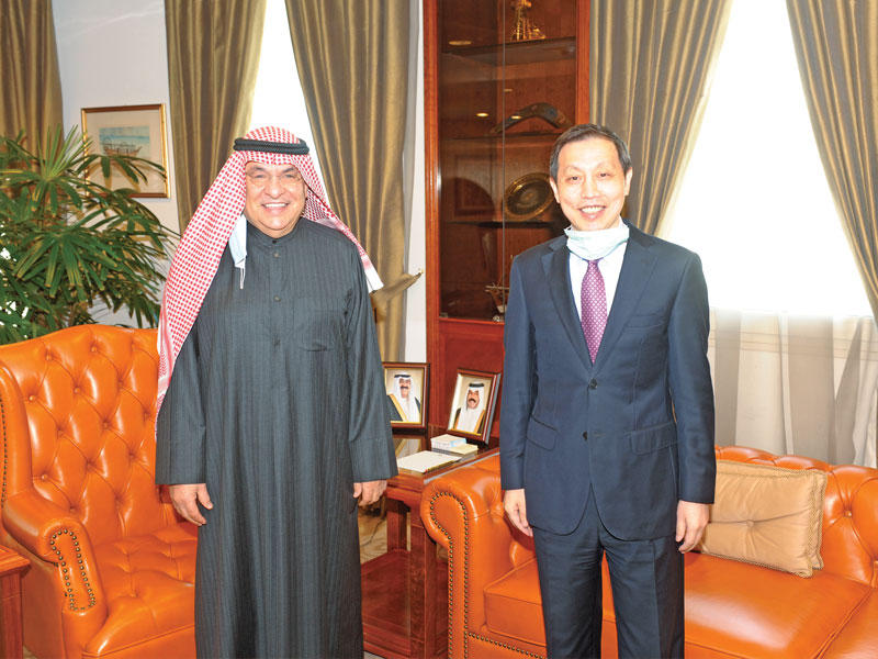 رئيس غرفة تجارة وصناعة الكويت محمد جاسم الصقر مستقبلاً السفير الصيني