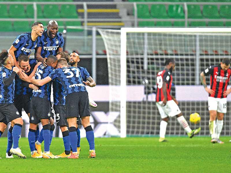 فرحة لاعبي الإنتر بعد الهدف الثاني في مرمى ميلان