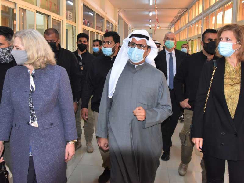 نائب مدير الهيئة لقطاع شؤون العمالة عبدالله المطوطح متوسطاً سفيرتي أميركا وفرنسا خلال الجولة