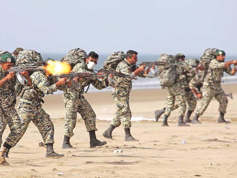 جنود إيرانيون خلال مناورات في مكران جنوب شرق إيران قبل أيام