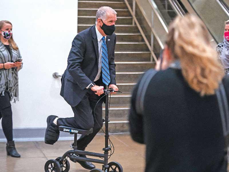 السناتور الجمهوري توم تيليس يغادر الكابيتول على ناقلة طبية أمس الأول (إي بي إيه)