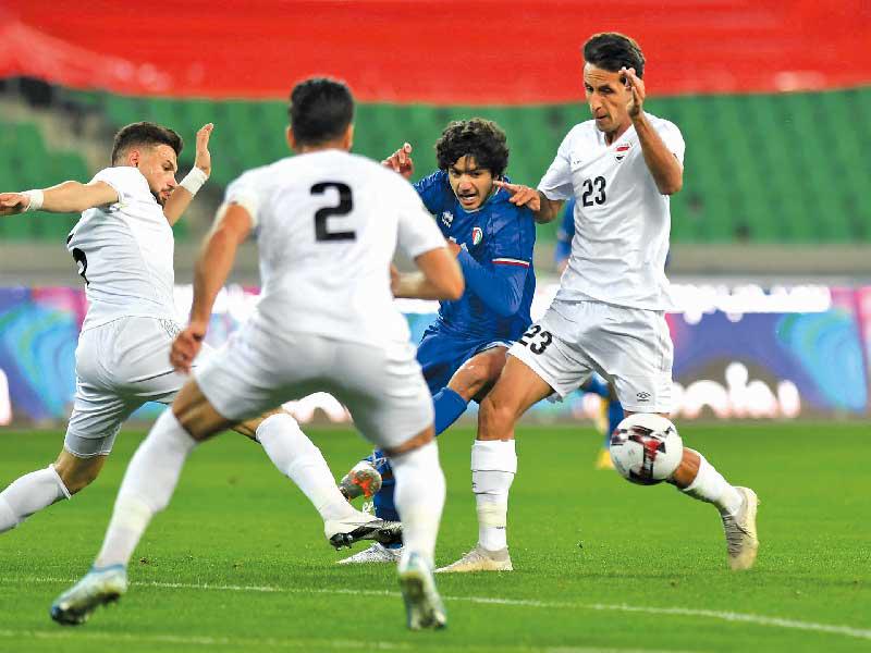 بندر السلامة محاطاً بلاعبي المنتخب العراقي وفي الإطار عيد الرشيدي محتفلاً بتسجيله هدف الأزرق (تصوير عبدالرحمن العلي)