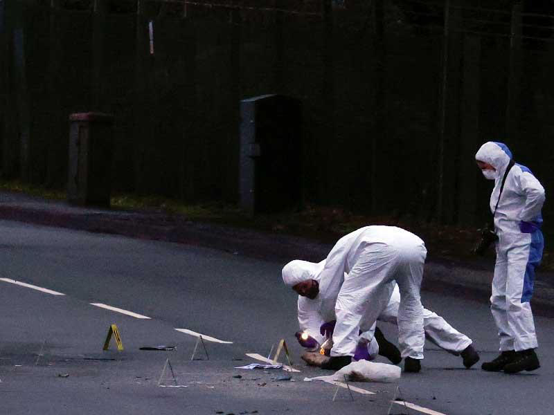 ضباط الطب الشرعي بالشرطة يعملون خارج مصنع ووكهاردت للأدوية في ريكسهام ، بريطانيا