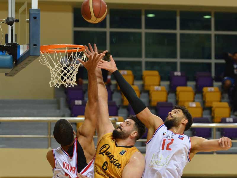 صراع تحت السلة في مباراة الكويت والقادسية (تصوير جورج رجي)