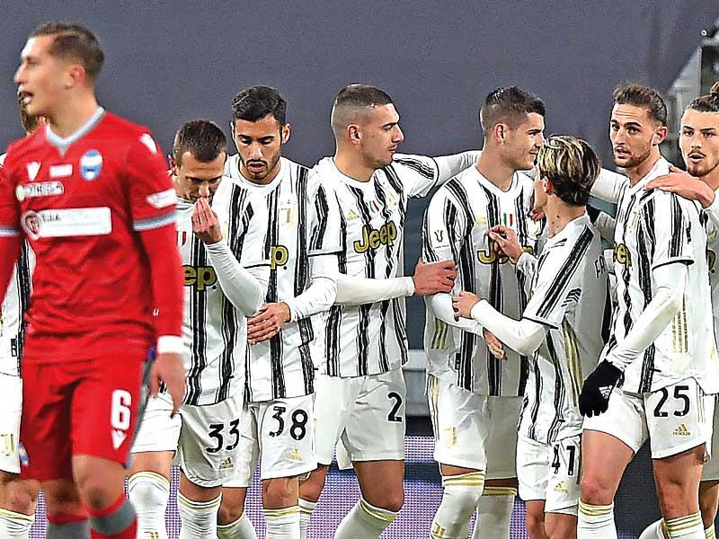 لاعبو يوفنتوس يحتفلون بالهدف الأول
