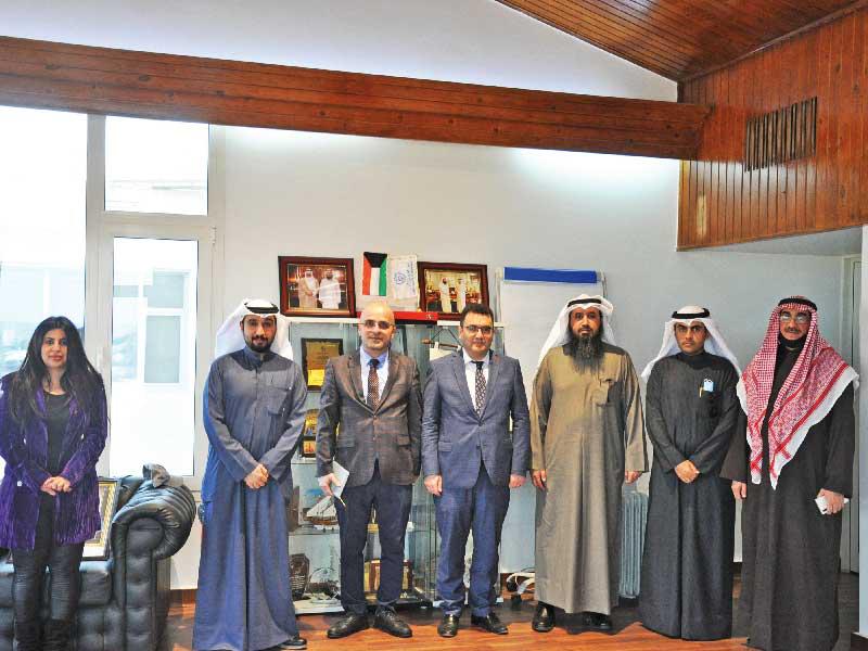  رئيس الجمعية المهندس فيصل العتل ومستشارو السفارة التركية مع المهندسين خلال استقبالهم بالجمعية