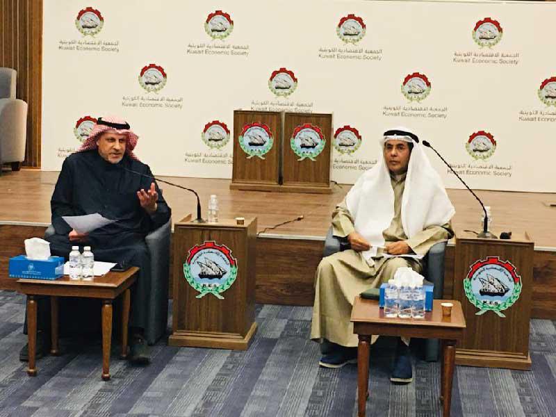 أستاذ الاقتصاد بجامعة الكويت د. رياض الفرس وسلطان الجزاف رئيس لجنة الملتقى بالجمعية الاقتصادية