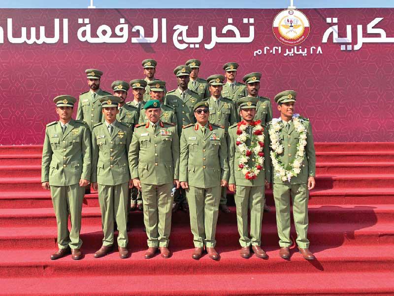 الضباط الخريجون