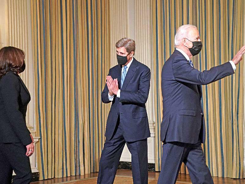 الرئيس الديمقراطي جو بايدن وكيري وهاريس في البيت الابيض امس الأول (رويترز)