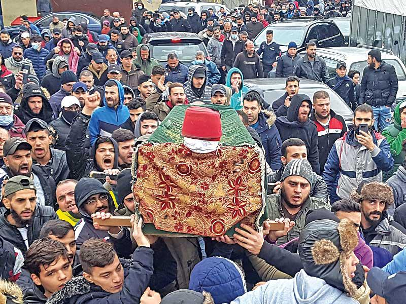 تشييع عمر طيبة الذي قتل خلال اشتباكات طرابلس أمس (ا ف ب)