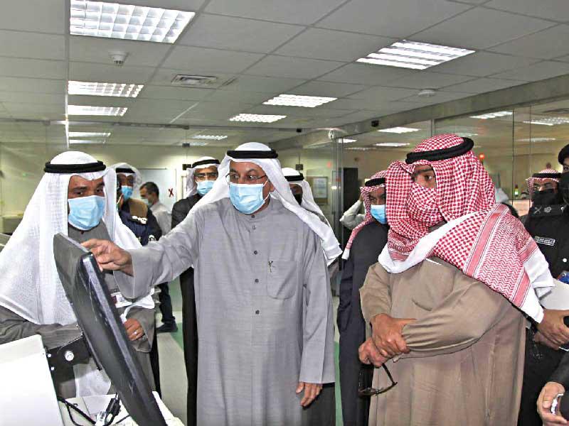 وزير الداخلية رئيس مجلس إدارة الهيئة العامة للمعلومات المدنية الشيخ ثامر العلي خلال تفقده «المعلومات المدنية»