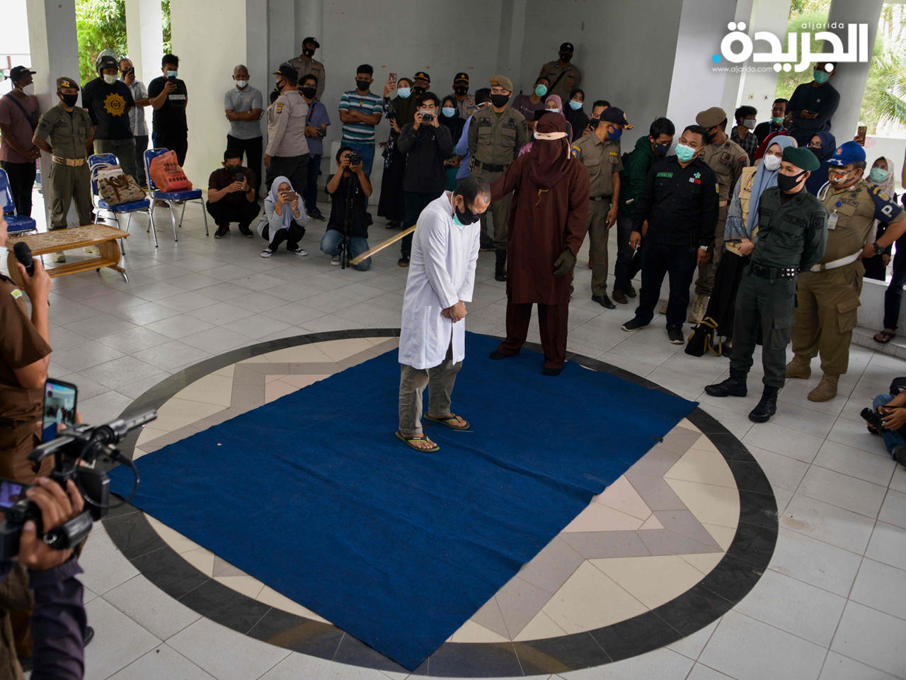 تنفيذ عقوبة الجلد بحق شابين مثليين في اندونيسيا