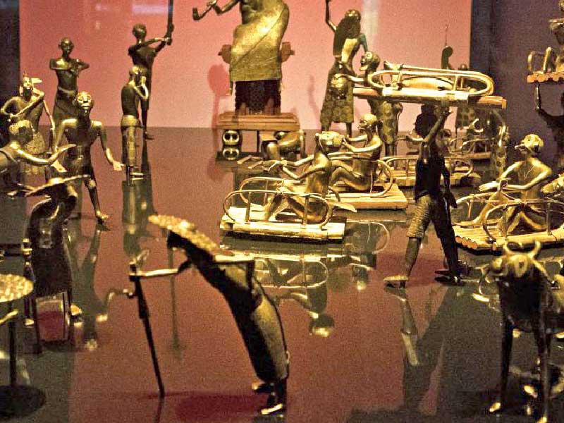 متحفان فرنسيان يعرضان قطعهما في مركز تجاري