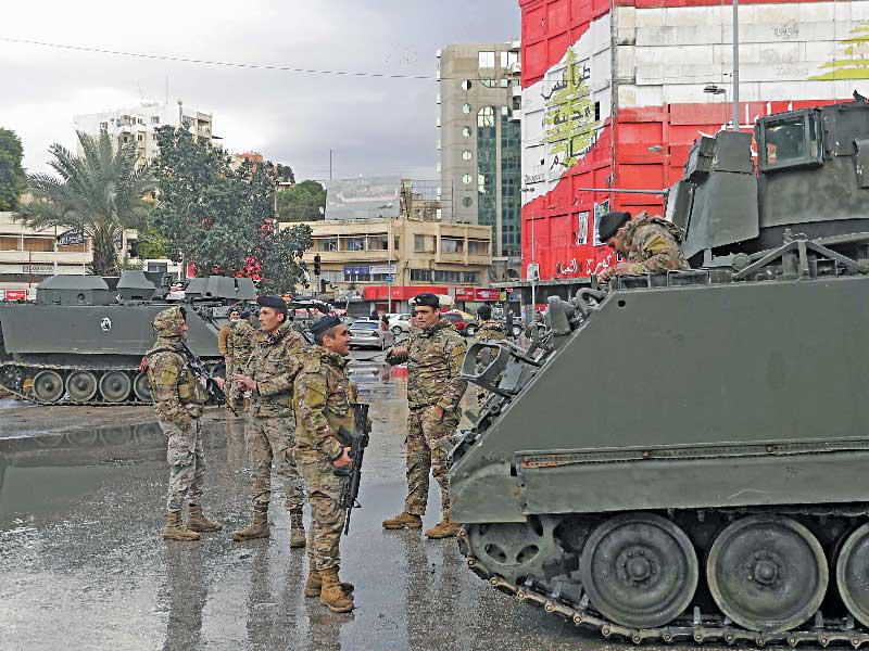 قوة من الجيش اللبناني في ساحة النور بطرابلس أمس الأول   (ا ف ب)