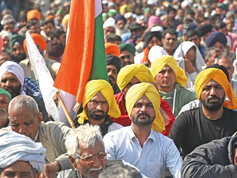 مزارعون هنود يغلقون أحد الطرق الرئيسية في غازيبور أمس (أ ف ب)