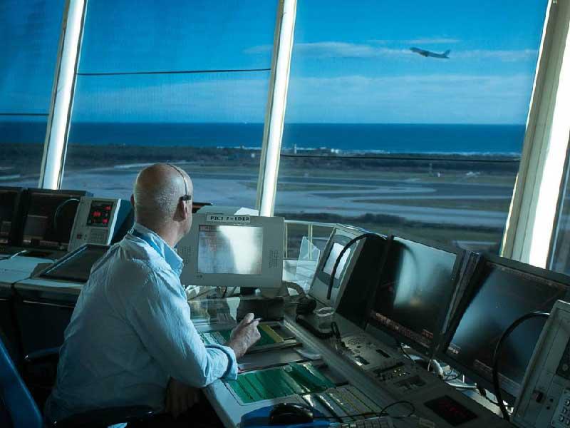 مراقب جوي لحركة الطائرات