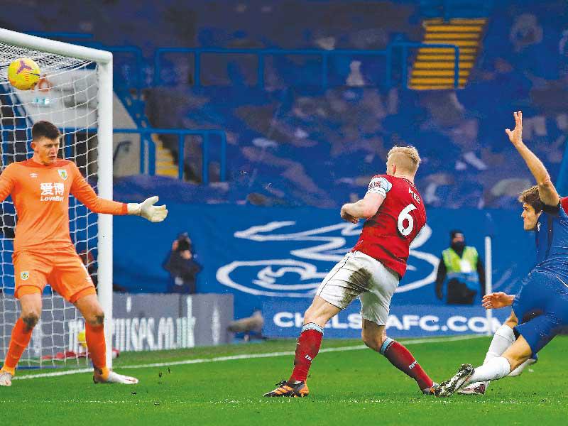 ماركوس ألونسو يحرز هدفه في مرمى بيرنلي