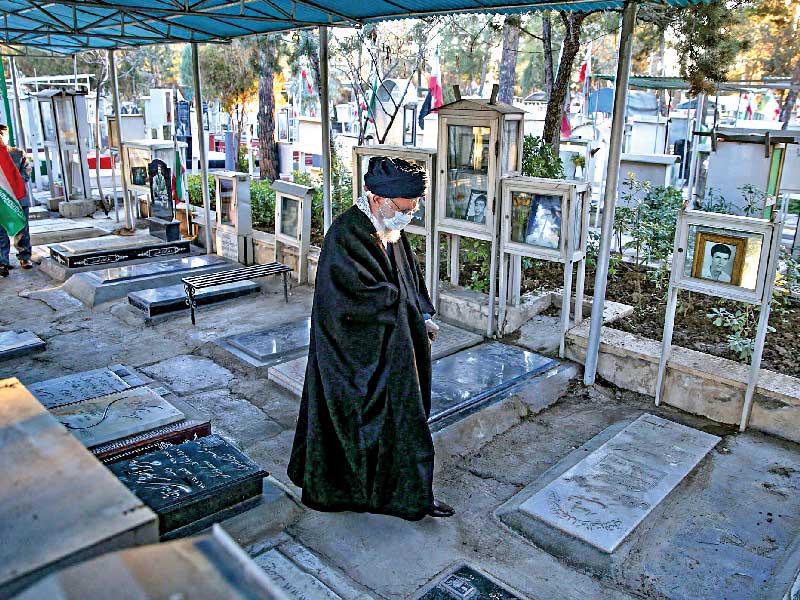 بعد التزامه منزله قرابة العام إثر تفشي فيروس «كورونا» في البلاد، اختار المرشد الإيراني علي خامنئي ذكرى وفاة مؤسس الجمهورية الإسلامية روح الله الخميني للخروج من منزله لتفقد مرقد الخميني ومقبرة في طهران أمس  (رويترز) 