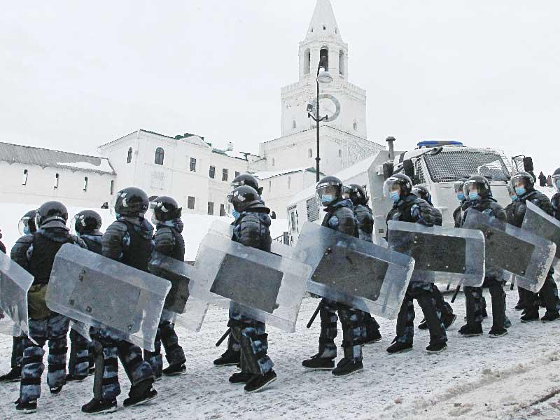 قوات أمن روسية تستعد للتصدي للمتظاهرين في مدينة كازان أمس  (رويترز) 