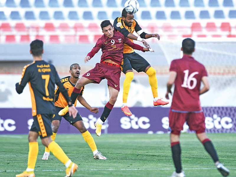 كرة عالية مشتركة من مباراة النصر والقادسية (تصوير نوفل إبراهيم)