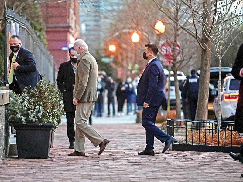 الرئيس الديمقراطي جو بايدن يدخل كنيسة الثالوث المقدس في واشنطن أمس الأولt (رويترز)