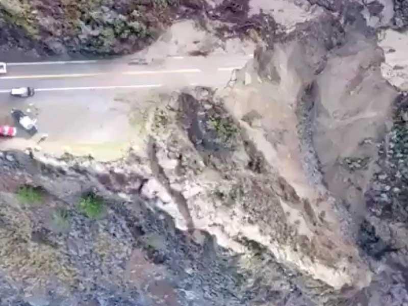 انهار جزء من الطريق السريع الأول بكاليفورنيا