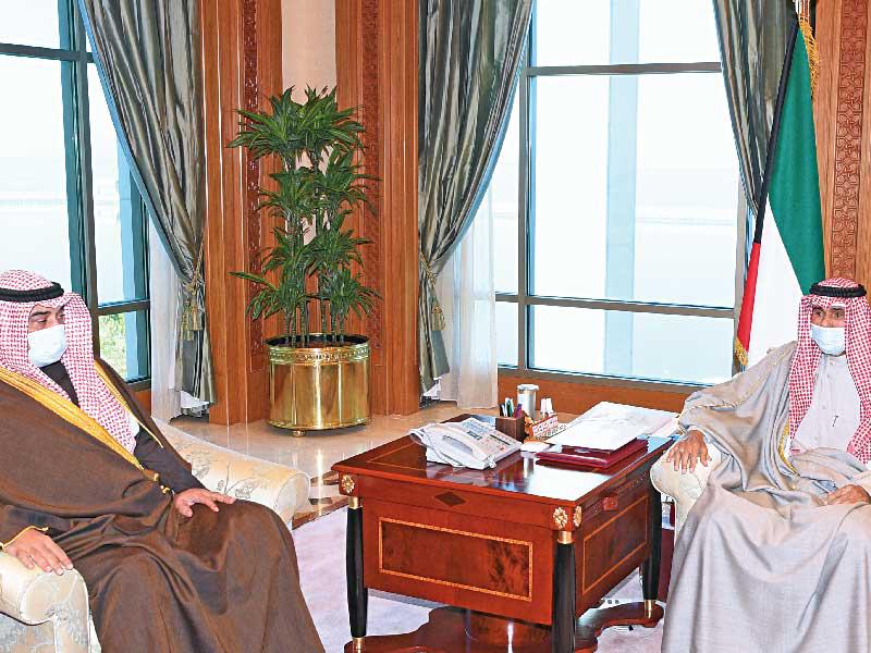 صاحب السمو أمير البلاد الشيخ نواف الأحمد مستقبلاً  سمو رئيس مجلس الوزراء الشيخ صباح الخالد أمس 