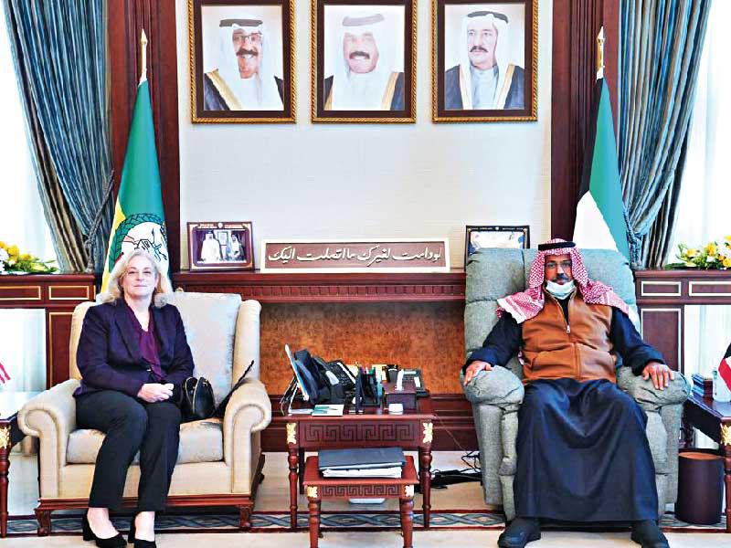 نائب رئيس الحرس الوطني الفريق أول متقاعد الشيخ أحمد النواف مستقبلاً السفيرة الاميركية امس