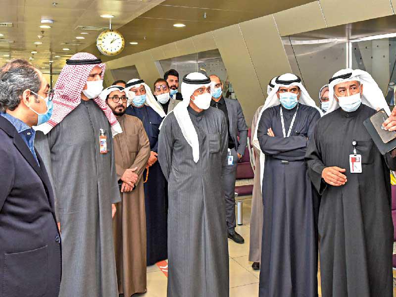 وزير الدولة لشؤون الإسكان وزير الدولة لشؤون الخدمات، د. عبدالله معرفي  متفقداً سير الإجراءات بالمطار 