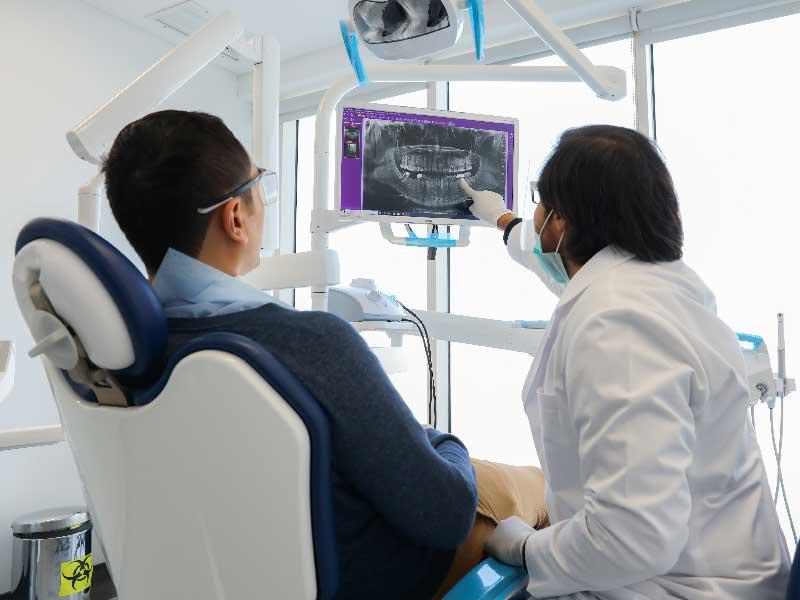 جانب من عملية تقديم الخدمة