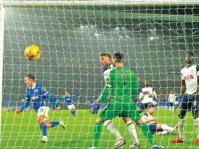 تروسار لاعب برايتون يسجل هدفه في مرمى توتنهام