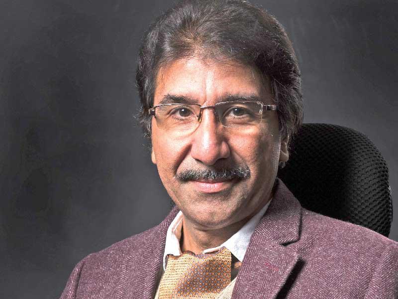 الناقد والمؤرخ التشكيلي المصري ياسر منجي