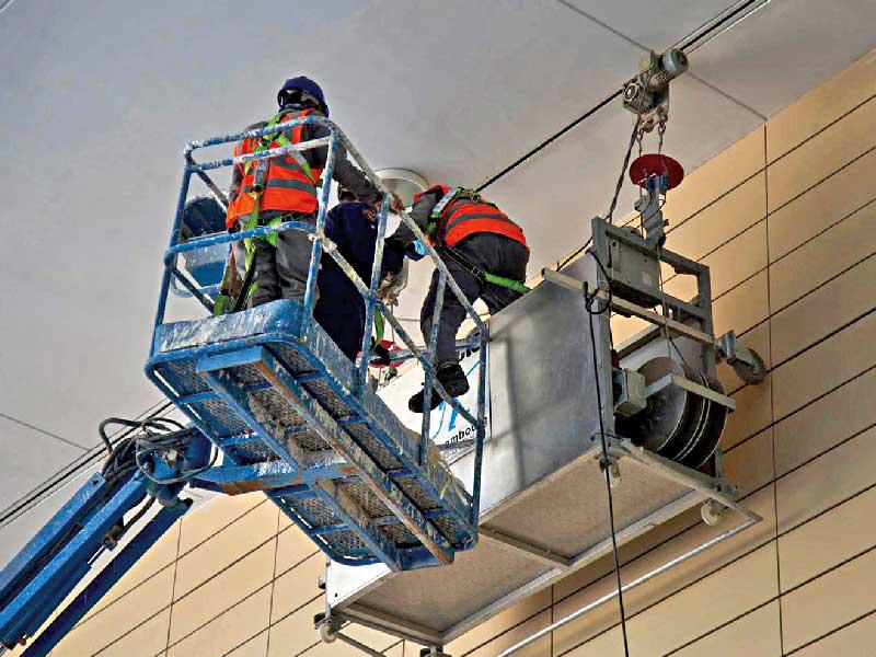 العاملان المحتجازان في رافعة تنظيف الزجاج 