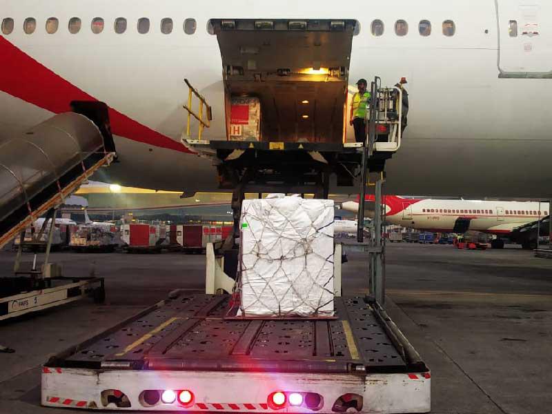 شحنة اللقاحات خلال تحميلها أمس