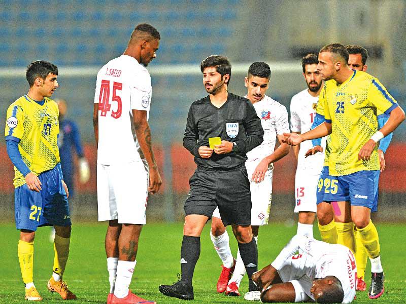 الحكم الفضلي يشهر البطاقة الصفراء (تصوير نوفل إبراهيم)