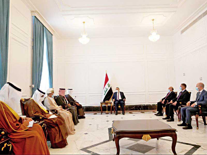 رئيس الحكومة العراقي مصطفى الكاظمي مستقبلاً الوفد الخليجي في بغداد أمس 