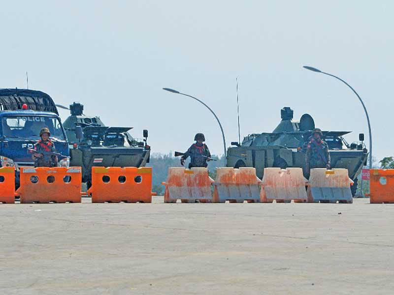 جنود يقطعون الطريق المؤدي الى البرلمان في العاصمة نايبيداو أمس (أ ف ب)