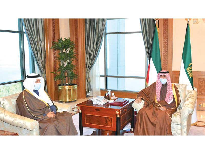 صاحب السمو أمير البلاد الشيخ نواف الأحمد مستقبلاً سمو الشيخ جابر المبارك أمس