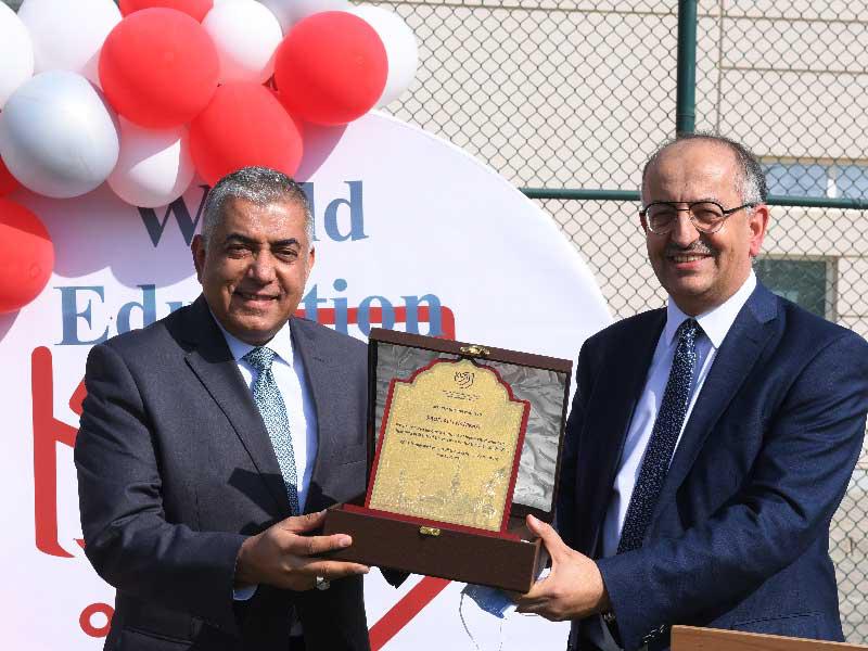  رئيس كلية الكويت للعلوم والتكنولوجيا البروفيسور خالد البقاعين يكرم عميد كلية الهندسة الحالي في «KCST» البروفيسور علي شمخة