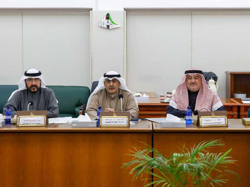 جانب من اجتماع سابق للجنة المالية