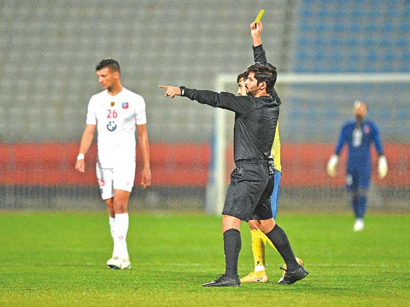 الحكم سعد الفضلي  في مباراة الساحل والكويت