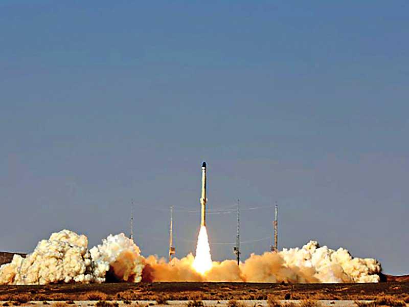 صورة وزعتها وزارة الدفاع الإيرانية قالت انها لتجرية صاروخ قادر على حمل قمر صناعي الى الفضاء (أ ف ب)