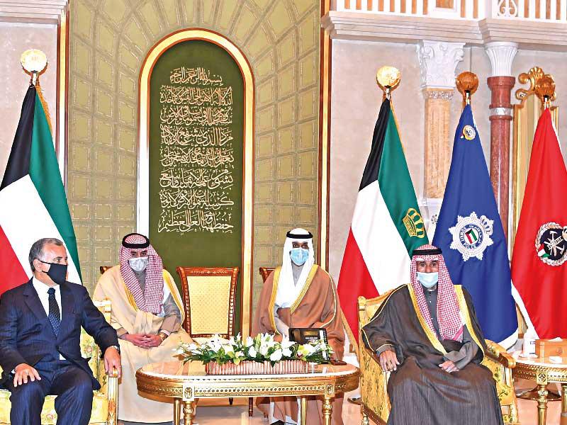 صاحب السمو أمير البلاد الشيخ نواف الأحمد مستقبلاً سفير البرازيل أمس