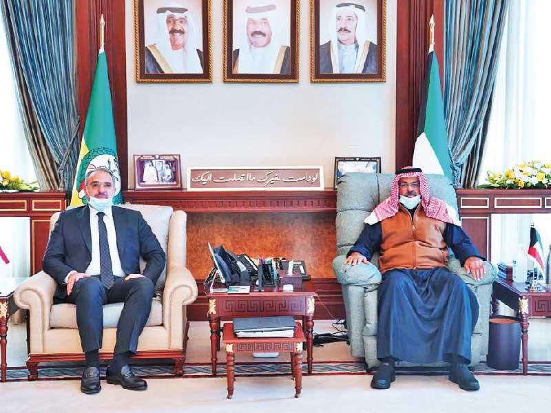 نائب رئيس الحرس الوطني الفريق أول متقاعد الشيخ أحمد النواف مستقبلاً  القائم بأعمال السفارة اللبنانية في الكويت المستشار هادي هاشم