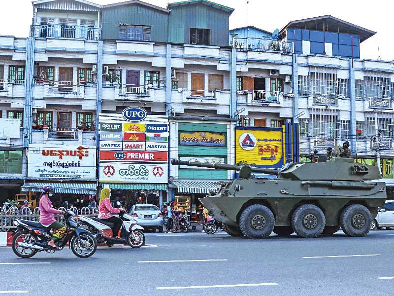  آلية عسكرية في أحد شوارع عاصمة ميانمار أمس (أ ف ب)